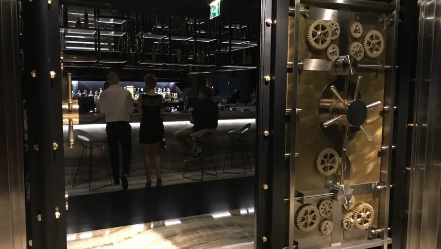 Vault Bar "בר הכספת" מהנחשבים והפופולאריים של דובאי דובאי 🌴